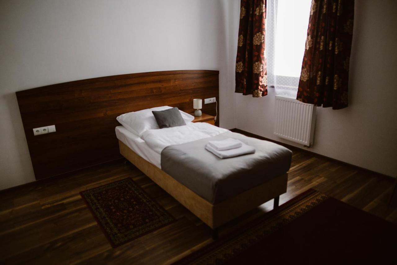 טיצ'י Hotel Ab מראה חיצוני תמונה